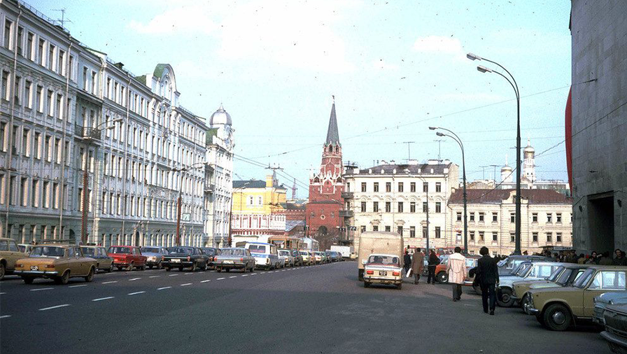 A Moscow street scene in 1982.